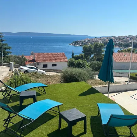 Mate's Holliday House